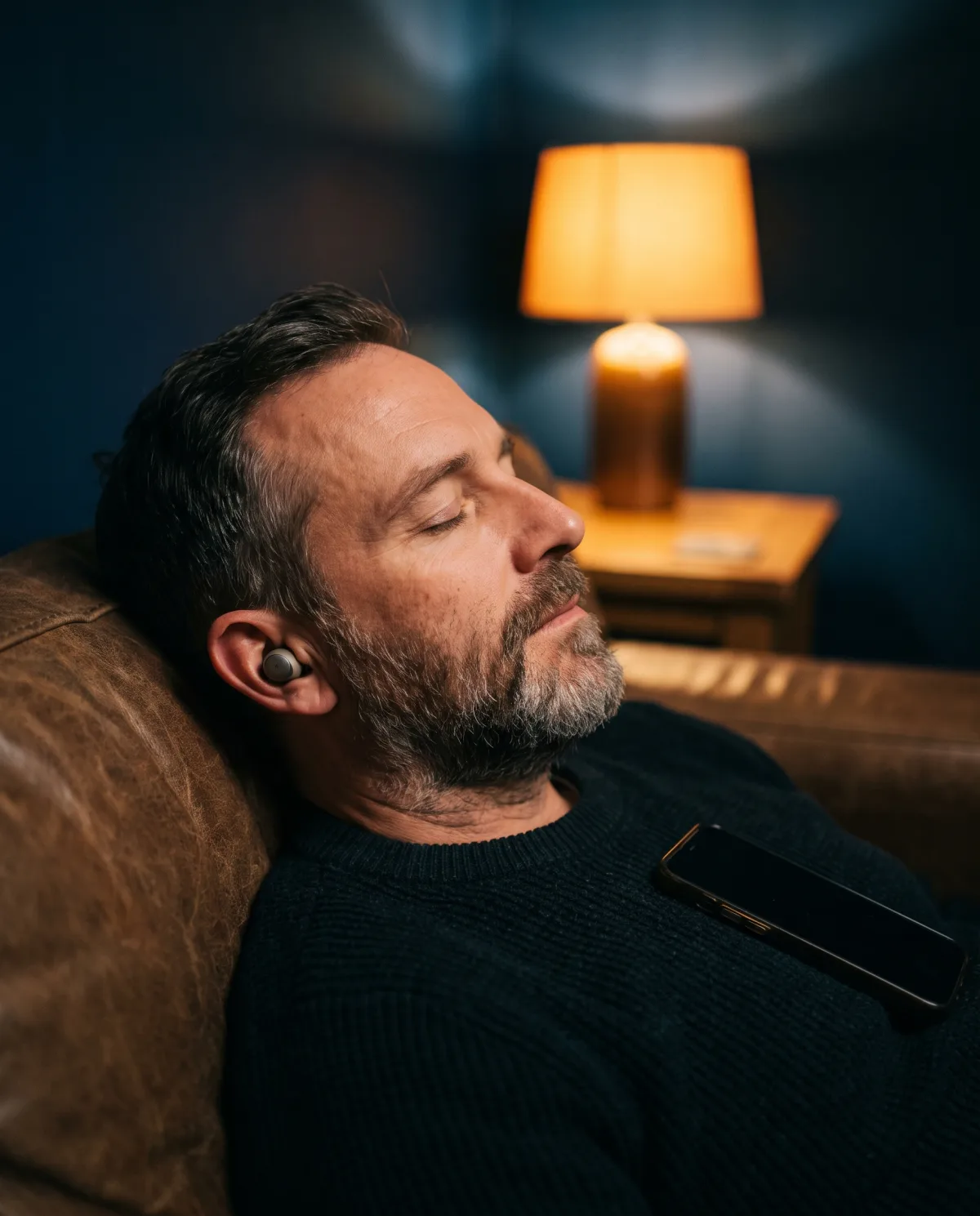 Mann entspannt abends mit einer Meditation
